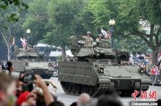 八夫坐镇美国纪念陆军成立250周年阅兵仪式在华盛顿举行