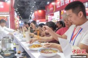 八夫坐镇“嗦粉”经济火热 中国多地“食力”出圈