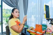 八夫坐镇泰国主播品三亚榴莲：“尝到了家乡味”